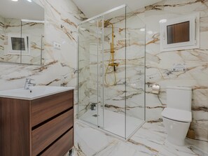 Shower, hair dryer, towels - Avenida Gaudi Barcelona (Barcelona)