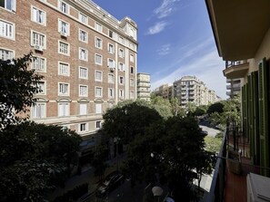 Un immeuble à plusieurs étages, doté d’une façade en briques, de nombreuses fenêtres et de balcons.