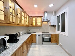 Fridge, microwave, oven, coffee/tea maker