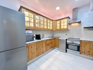 Jääkaappi, mikroaaltouuni, uuni, kahvin-/teenkeitin