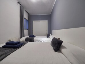 4 bedrooms, iron/ironing board, internet, bed sheets