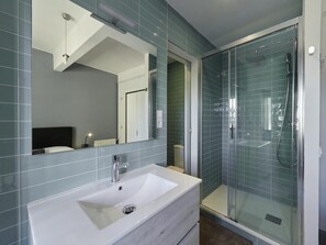 Dusche, kostenlose Toilettenartikel, Haartrockner, Handtücher