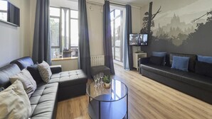 Ein modernes Wohnzimmer mit einer Couch, einem Couchtisch und einem Fernseher.