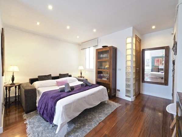 Iron/ironing board, Internet, bed sheets