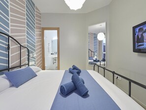 2 عدّة غرف نوم ومكواة/لوح كي وخدمة الإنترنت وملاءات أسرّة