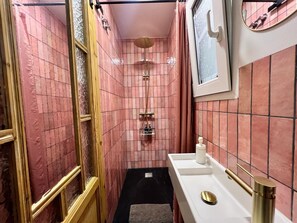 Suihku, hiustenkuivaaja, pyyhkeet