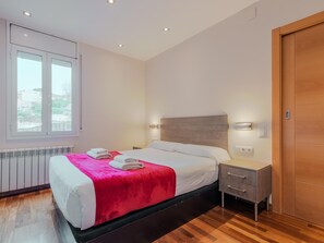 2 habitaciones, tabla de planchar con plancha, internet y ropa de cama 