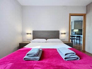 2 bedrooms, iron/ironing board, internet, bed sheets