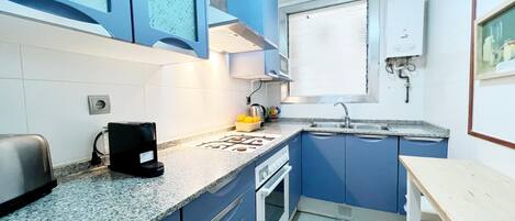 Een koelkast, een microgolfoven, een oven