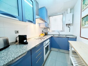 Jääkaappi, mikroaaltouuni, uuni, kahvin-/teenkeitin