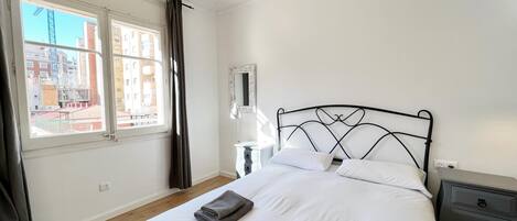 3 bedrooms, desk, iron/ironing board, internet