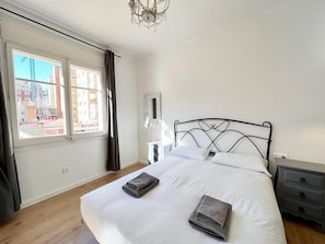 3 bedrooms, desk, iron/ironing board, internet