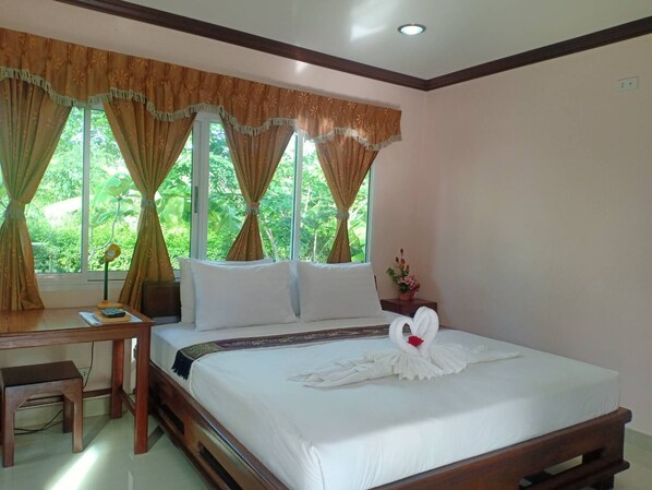 Premier Double Room | Desk, free WiFi, bed sheets