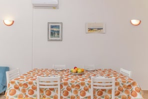 Familienapartment, Mehrere Schlafzimmer (La Dimora Di Montelittu With AC) | Speisen