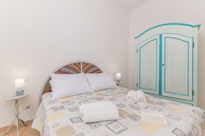Familienapartment, Mehrere Schlafzimmer (La Dimora Di Montelittu With AC) | 1 Schlafzimmer, Bügeleisen/Bügelbrett, Bettwäsche