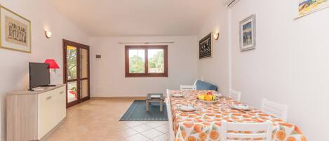 Familienapartment, Mehrere Schlafzimmer (La Dimora Di Montelittu With AC) | Wohnzimmer | 21-Zoll-Flachbildfernseher mit Kabelempfang, Fernseher