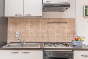 Familienapartment, Mehrere Schlafzimmer (La Dimora Di Montelittu With AC) | Eigene Küche | Kühlschrank, Ofen, Herdplatte, Kochgeschirr/Geschirr/Besteck