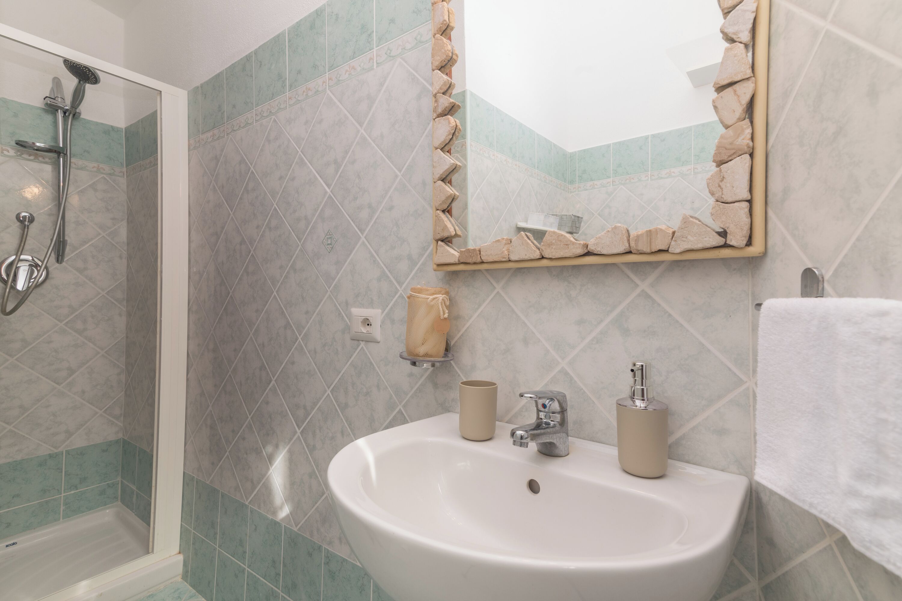 Familienapartment, Mehrere Schlafzimmer (La Dimora Di Montelittu With AC) | Badezimmer | Dusche, Bidet, Handtücher, Seife