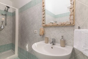 Departamento familiar, varias habitaciones (La Dimora Di Montelittu With AC) | Baño | Regadera, bidet, toallas, jabón 