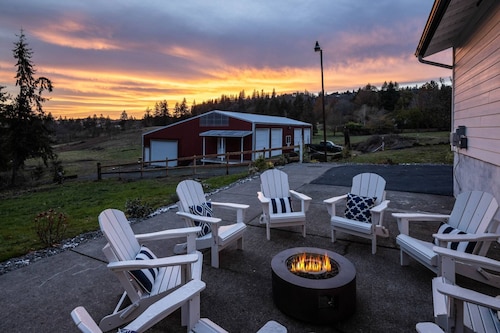 Estate Surrounded By Trees, Hills, and Farmland, w/ Fire-Pits, Air Hockey, Foosball, BBQ, Pet-Friend