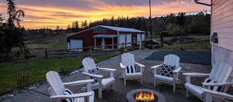 Estate Surrounded By Trees, Hills, and Farmland, w/ Fire-Pits, Air Hockey, Foosball, BBQ, Pet-Friend