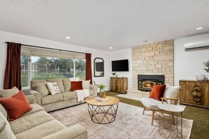 TV, fireplace, foosball - Estate Surrounded By Trees, Hills, and Farmland, w/ Fire-Pits, Air Hockey, Foosball, BBQ, Pet-Friend (Damascus)