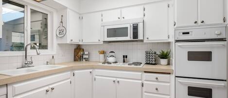 Kühlschrank, Mikrowelle, Geschirrspüler