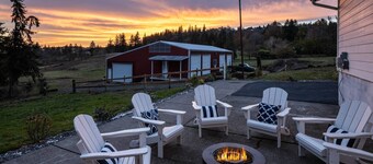 Estate Surrounded By Trees, Hills, and Farmland, w/ Fire-Pits, Air Hockey, Foosball, BBQ, Pet-Friend