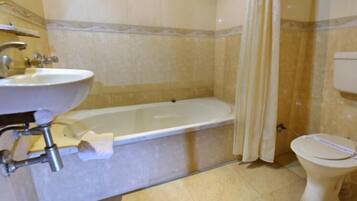 Habitación Deluxe | Baño | Ducha y cabezal de ducha tipo lluvia