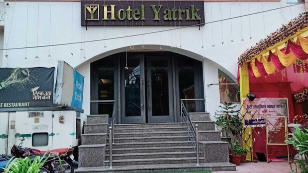 A building with a sign reading "Hotel Yarik" at the entrance.