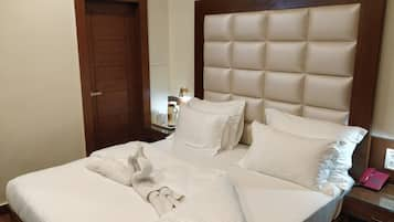 Executive Room | Egyptian cotton sheets, premium bedding, memory-foam beds, desk