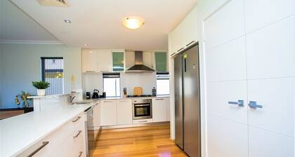 CHILLAX HOUSE -Luxury Canal Holiday House, Jetty, BBQ, Family Friendly-Sleeps 14