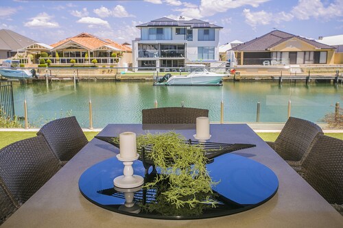 CHILLAX HOUSE -Luxury Canal Holiday House, Jetty, BBQ, Family Friendly-Sleeps 14