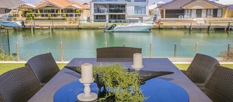 CHILLAX HOUSE -Luxury Canal Holiday House, Jetty, BBQ, Family Friendly-Sleeps 14