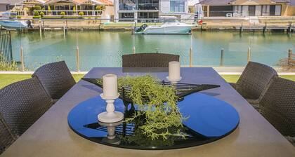 CHILLAX HOUSE -Luxury Canal Holiday House, Jetty, BBQ, Family Friendly-Sleeps 14