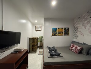 Habitación triple básica | Ropa de cama de alta calidad, escritorio, ropa de cama