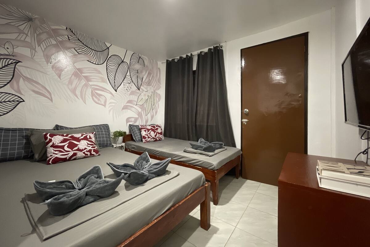 Eenvoudige driepersoonskamer | Luxe beddengoed, een bureau, beddengoed
