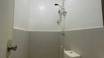 Habitación cuádruple básica | Baño | Ducha, artículos de higiene personal gratuitos, toallas y jabón