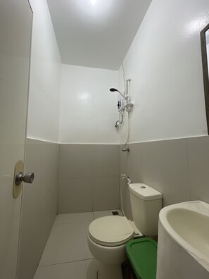 Basic Quadruple Room | Bathroom | Shower, free toiletries, towels, soap