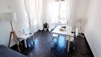 2 dormitorios, tabla de planchar con plancha, cuna de viaje