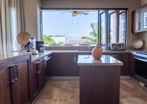 冷蔵庫、電子レンジ、オーブン、食器洗い機