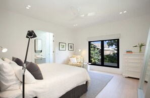 4 bedrooms, desk, iron/ironing board, free WiFi