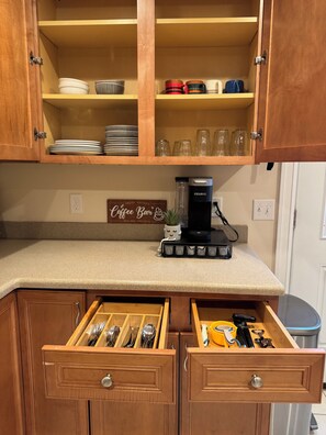 Fridge, microwave, oven, stovetop - Historic Downtown Extended Stay - NYC Access - Rutgers - Middlesex County (South Plainfield)