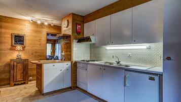 Réfrigérateur, four, plaque de cuisson, cafetiÚre/bouilloire