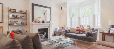 Smart-tv, een open haard en een filmbibliotheek