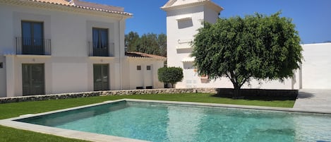 Una piscina al aire libre de temporada