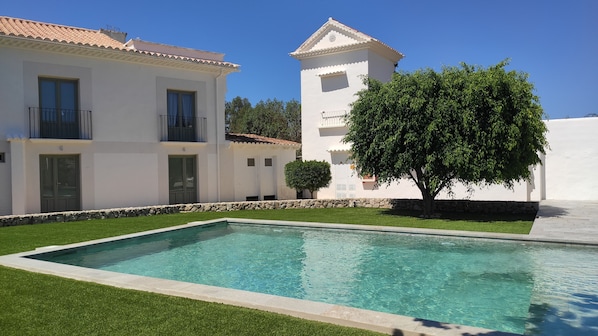 Kauden mukainen ulkouima-allas