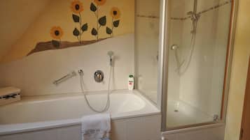 Badewanne, Haartrockner, Handtücher