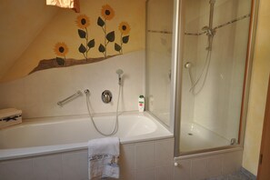 Baignoire, sĂšche-cheveux