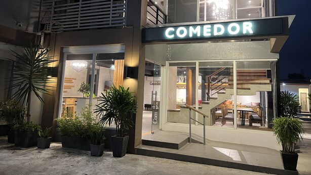 Un edificio moderno con un letrero que dice "COMEDOR".
